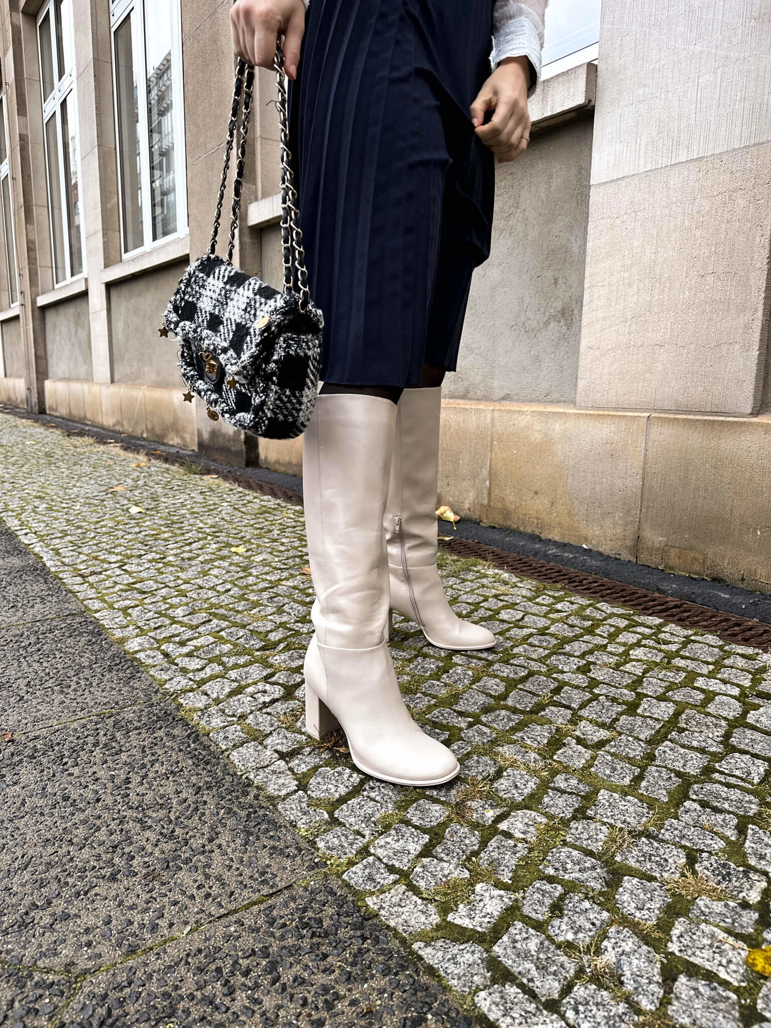 https://shoelove.deichmann.com/de-de/wp-content/uploads/2023/11/Cremefarbene-Stiefel-stylen-Herbst-2.jpg