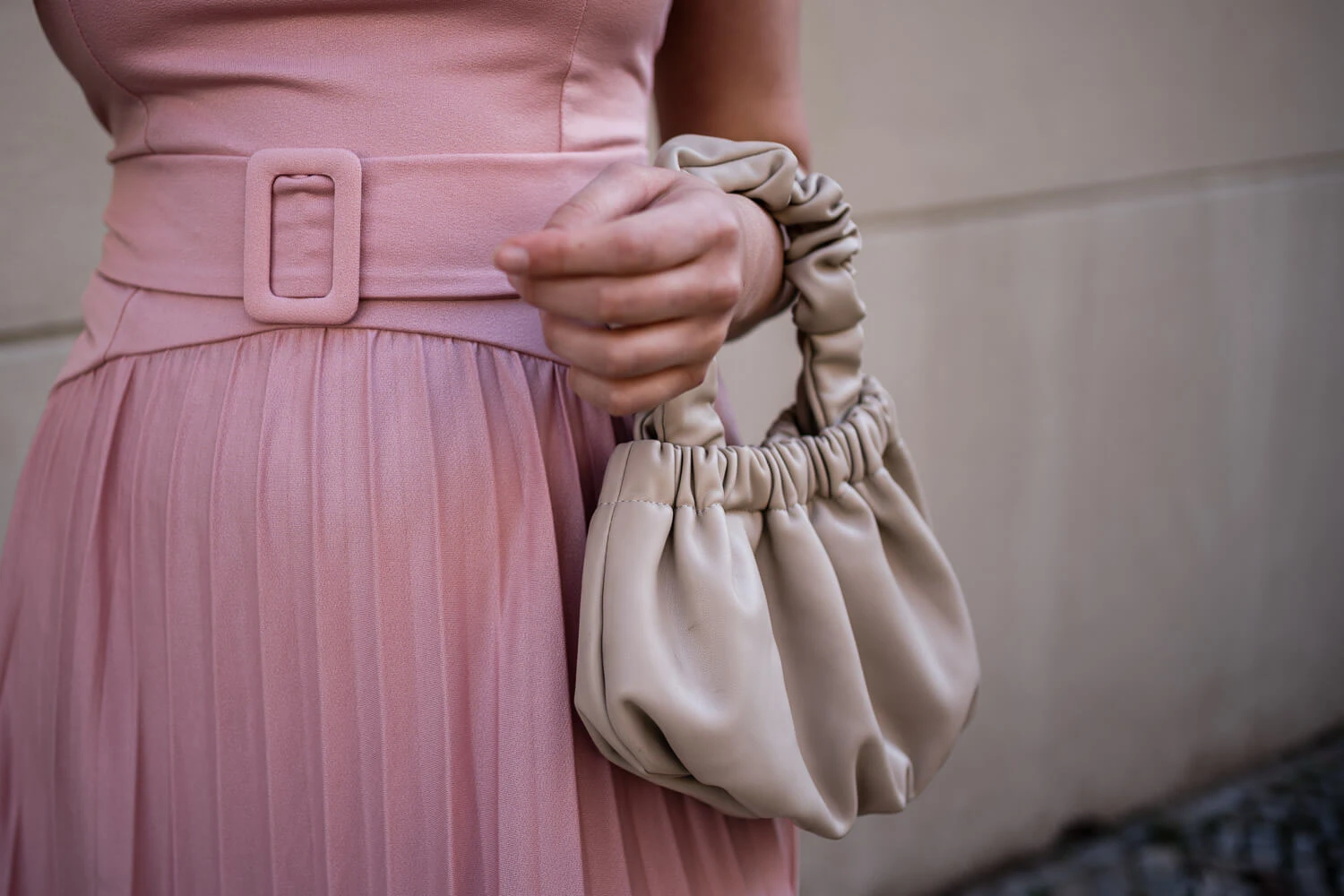 das Maxikleid in Rosa kombinieren