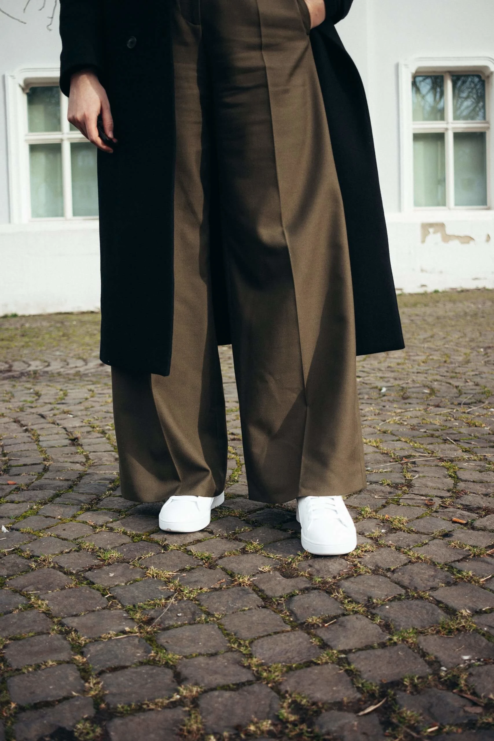 Weit geschnittene Stoffhose für einen Tag im Office