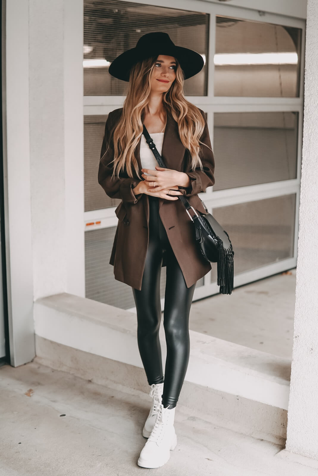 https://shoelove.deichmann.com/de-de/wp-content/uploads/2021/11/Oversized-Blazer-braun-Herbst-Outfit-1.jpg