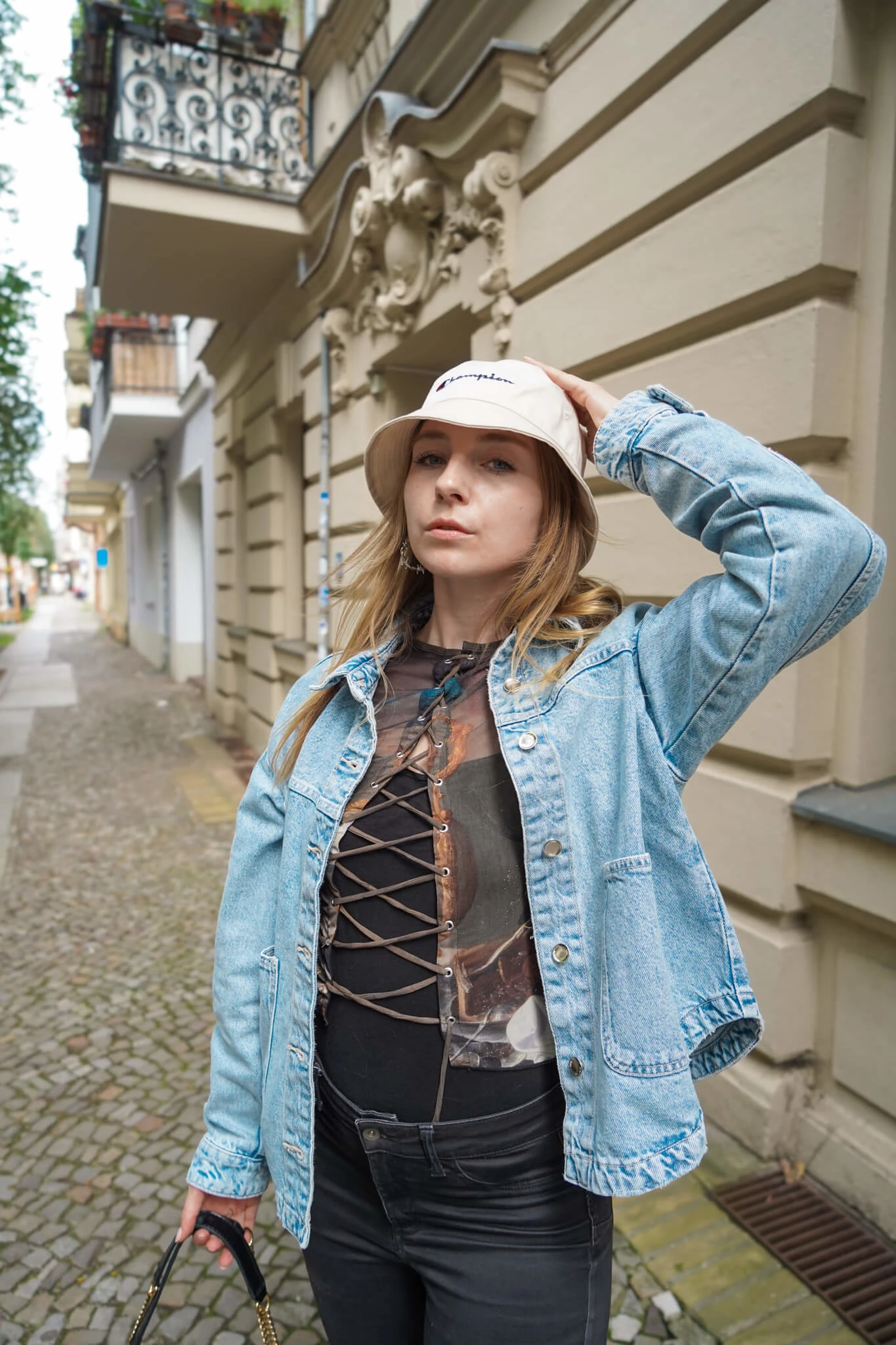 https://shoelove.deichmann.com/de-de/wp-content/uploads/2024/07/7-Styling-Tipps-so-kombinierst-du-deinen-Bucket-Hat-im-Sommer-1.jpg