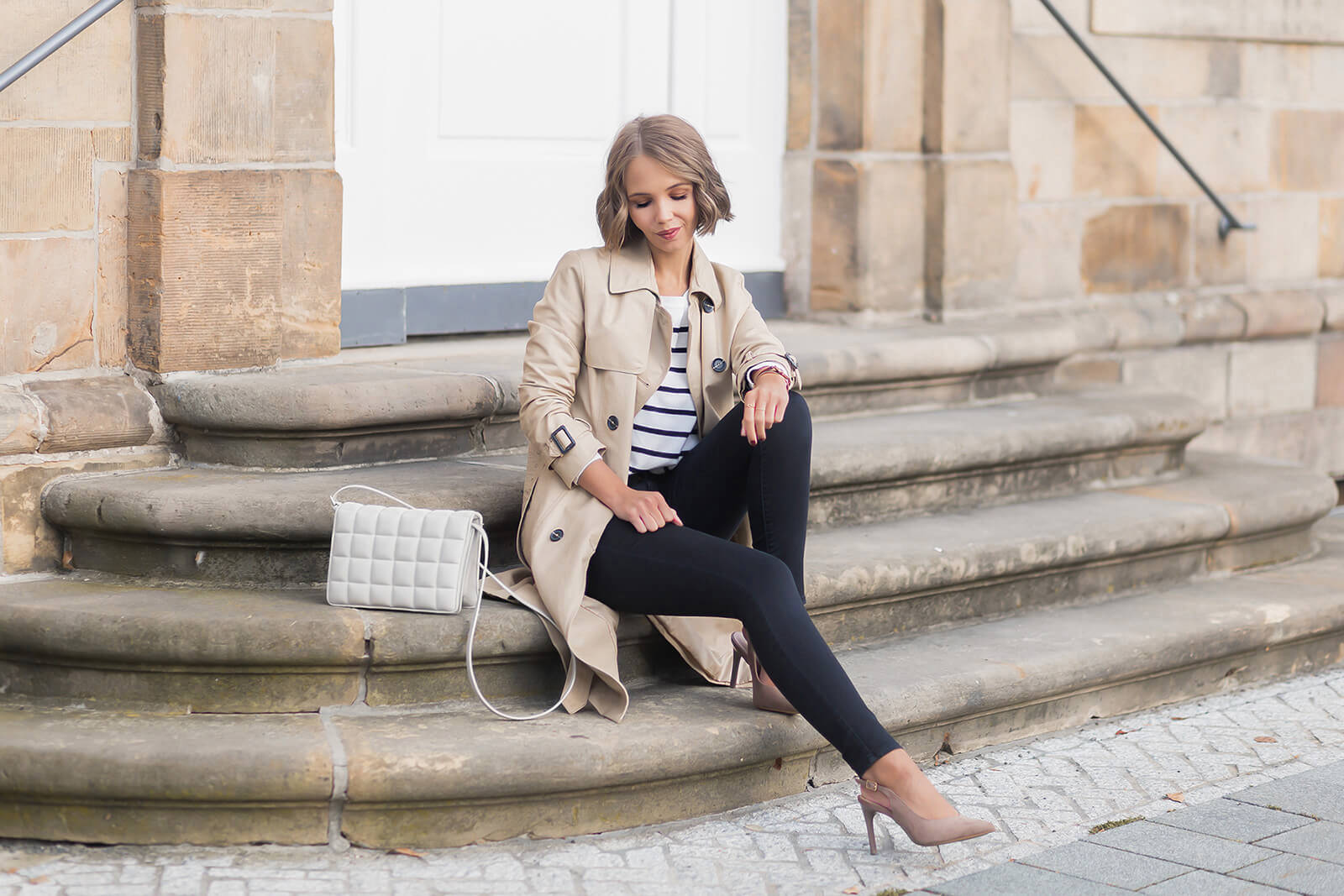 Pullover mit Streifen kombinieren, Herbstoutfit mit Streifenpullover und Trenchcoat, Slingpumps, Shoelove by Deichmann