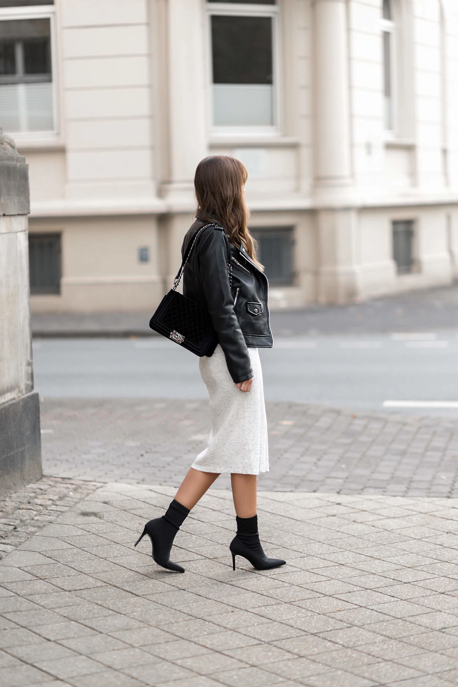 Midikleid und Lederjacke, perfekter Mix für den Herbst, Shoelove by Deichmann