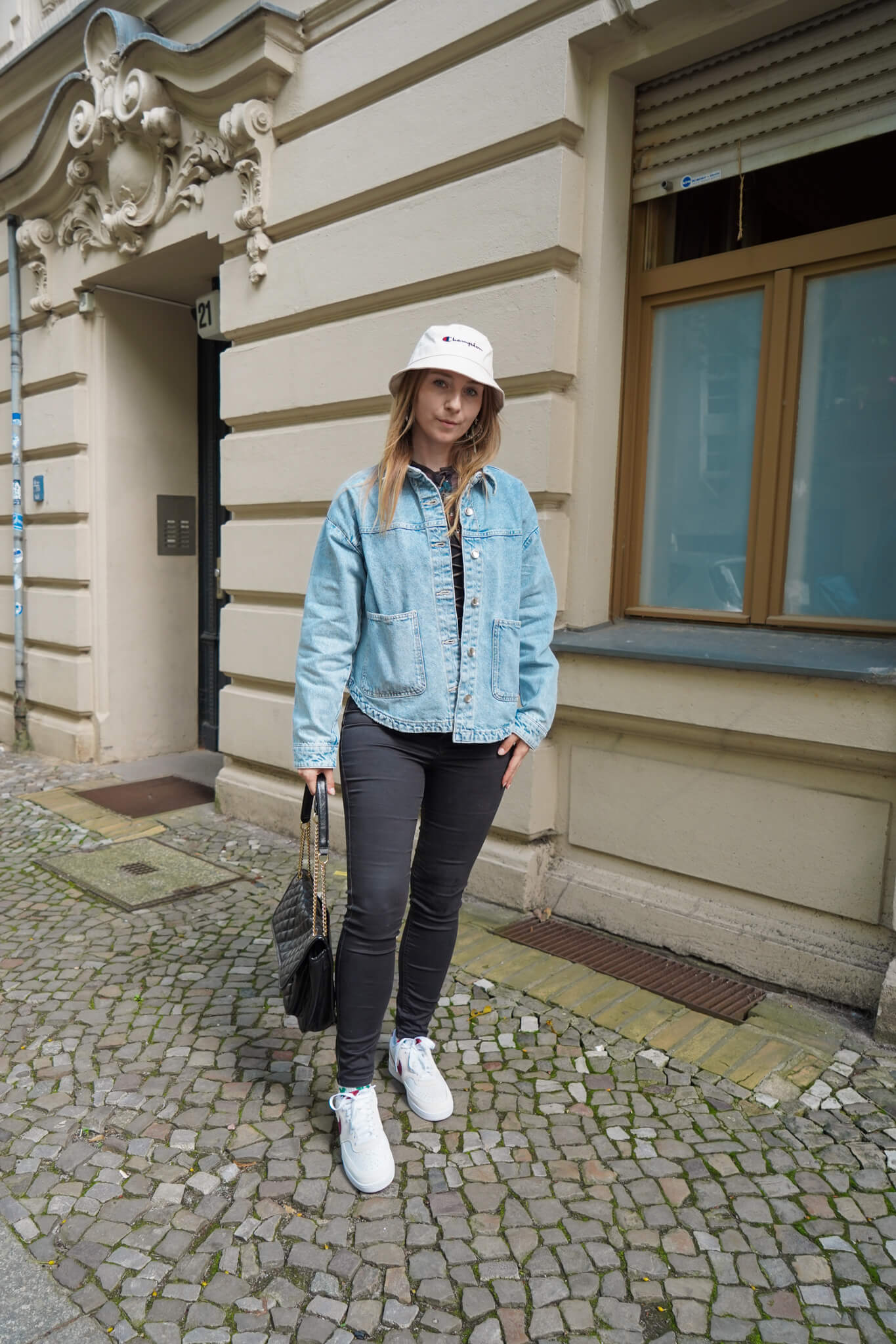 https://shoelove.deichmann.com/de-de/wp-content/uploads/2024/07/7-Styling-Tipps-so-kombinierst-du-deinen-Bucket-Hat-im-Sommer-6.jpg