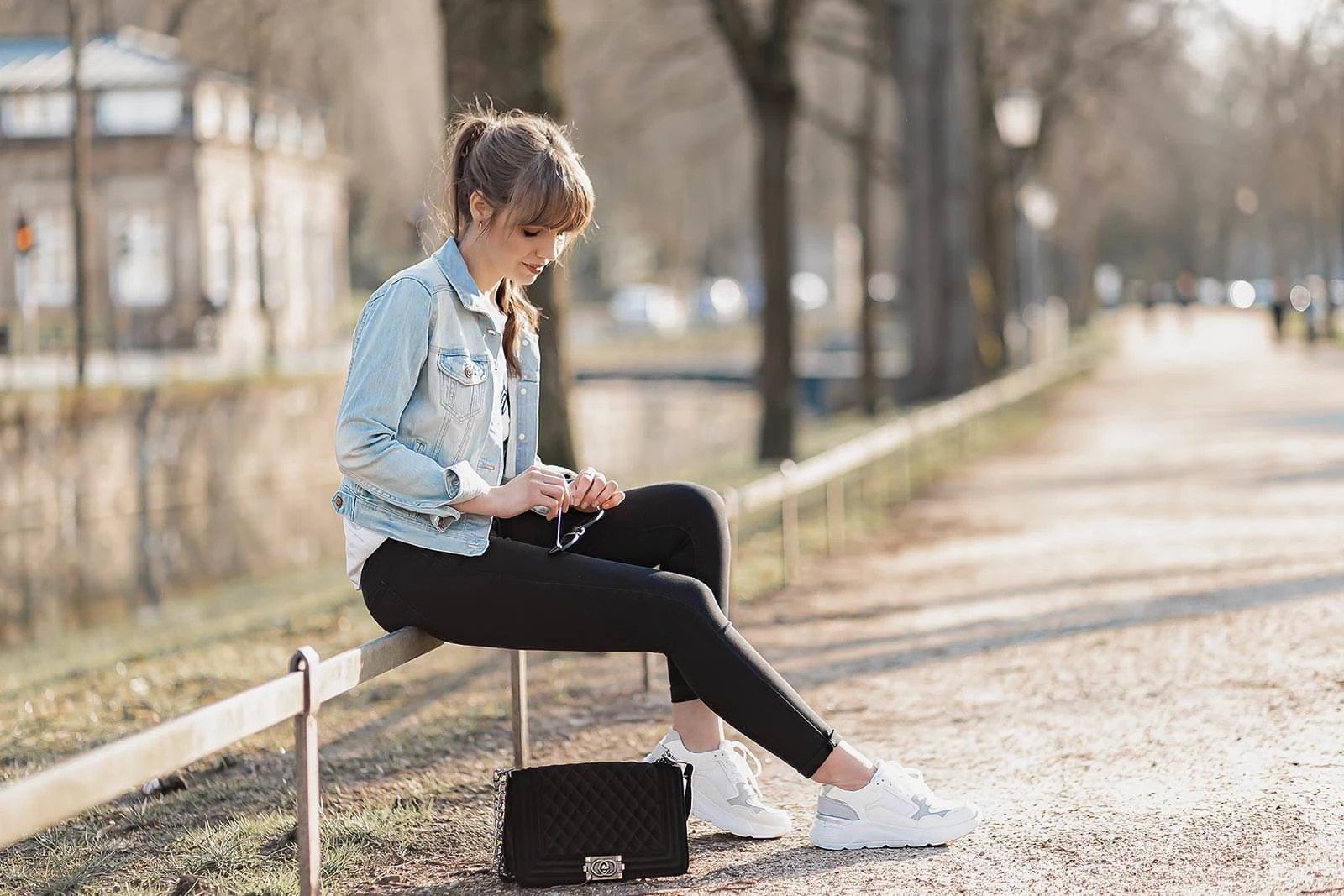 Schwarze Skinny Jeans, Styling-Tipps, sportliches Frühlingsoutfit, Chunky Sneaker, Shoelove by Deichmann