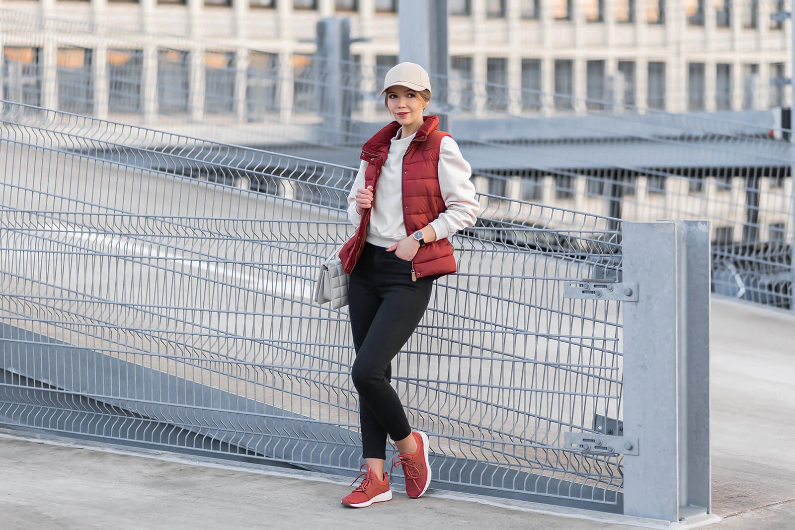 Puffer Westen stylen, Frühlingstrend, sportlicher Frühlingslook mit Weste und Sneaker, Shoelove by Deichmann