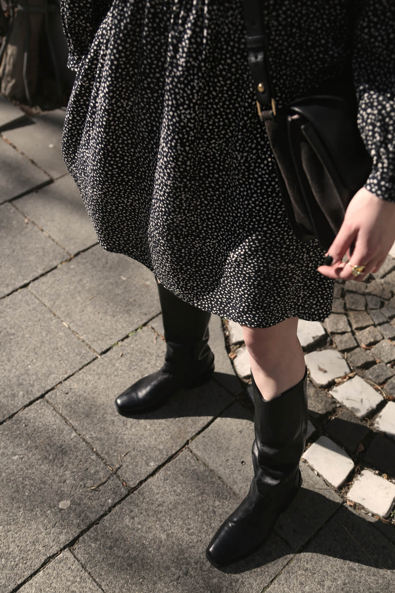 Stiefel zum Kleid wie der Look funktioniert