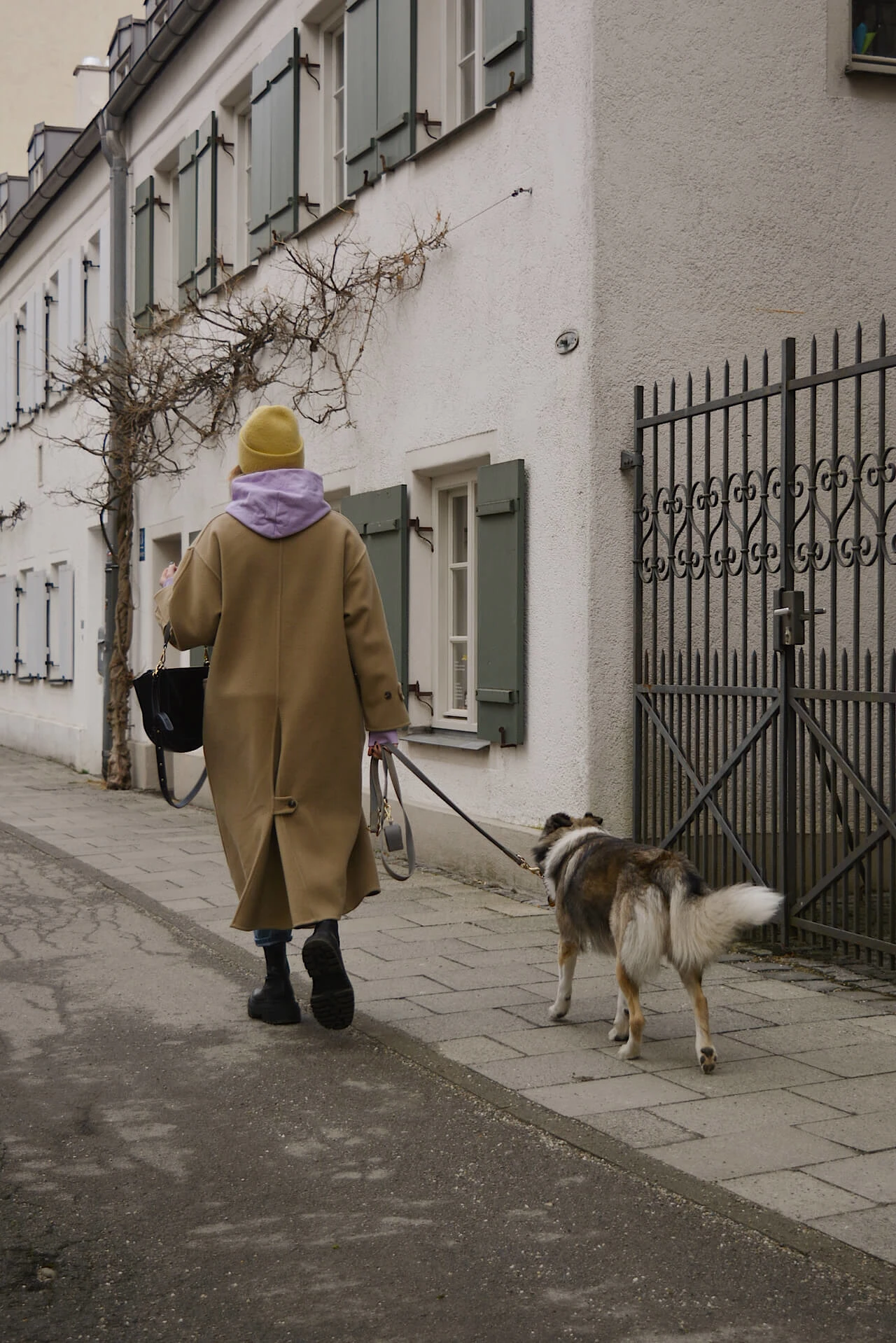 Camel Coat mit bunten Kleidungsstücken kombinieren