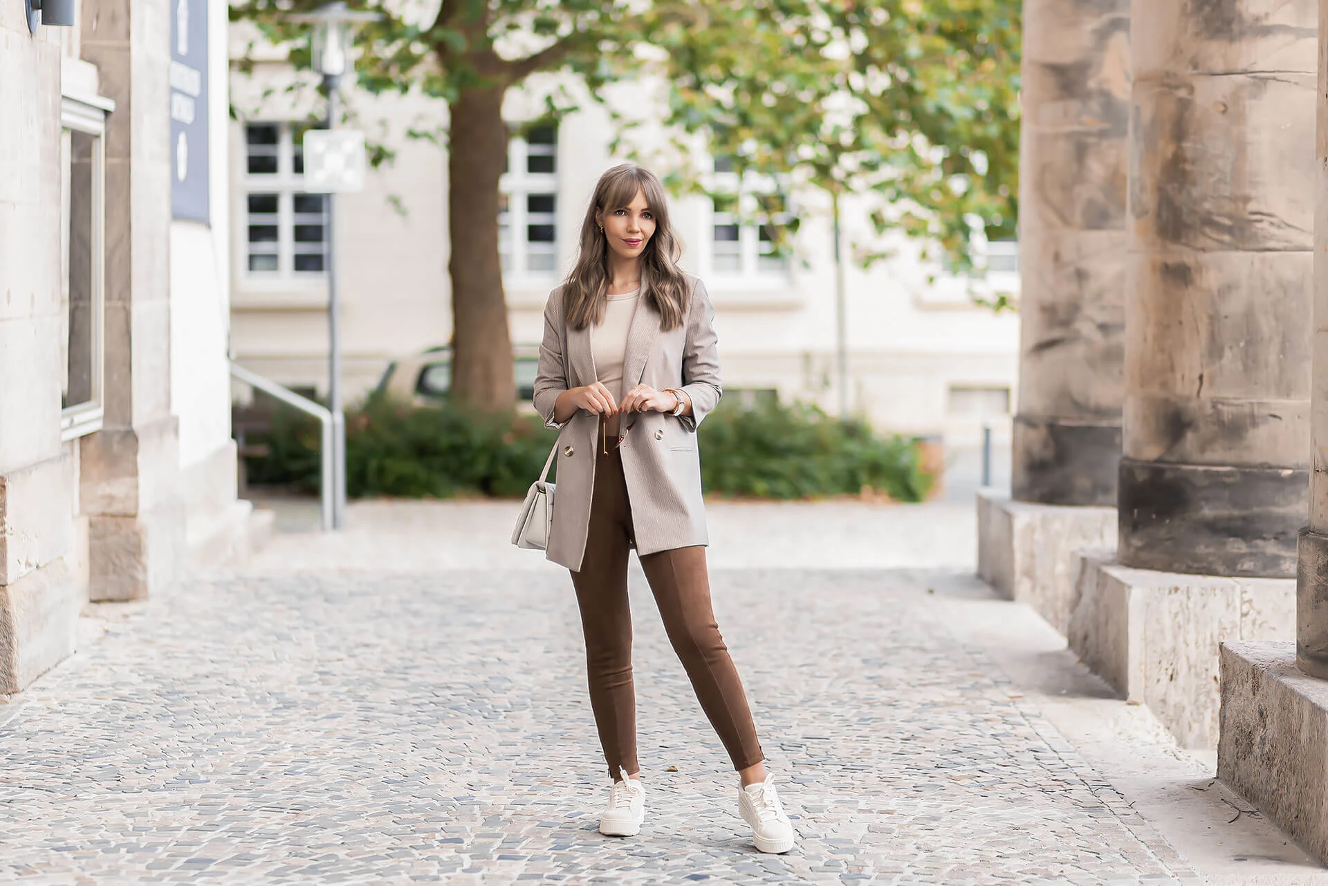 Herbstoutfit mit Sneaker mit Plateau-Sohle