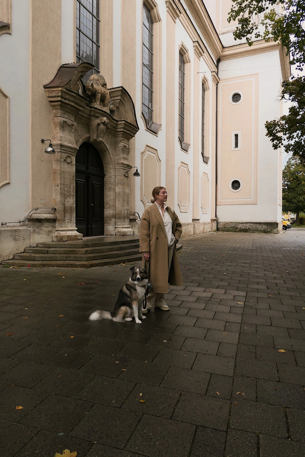 Monochromes Outfit in Beigetönen