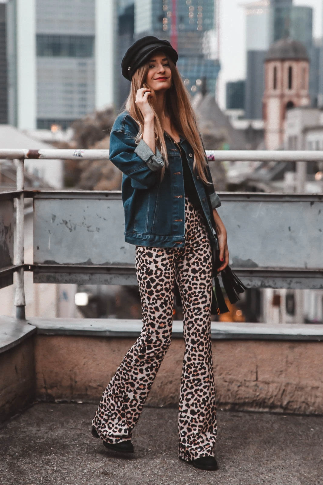 https://shoelove.deichmann.com/de-de/wp-content/uploads/Schlaghose-Outfit-2.jpg