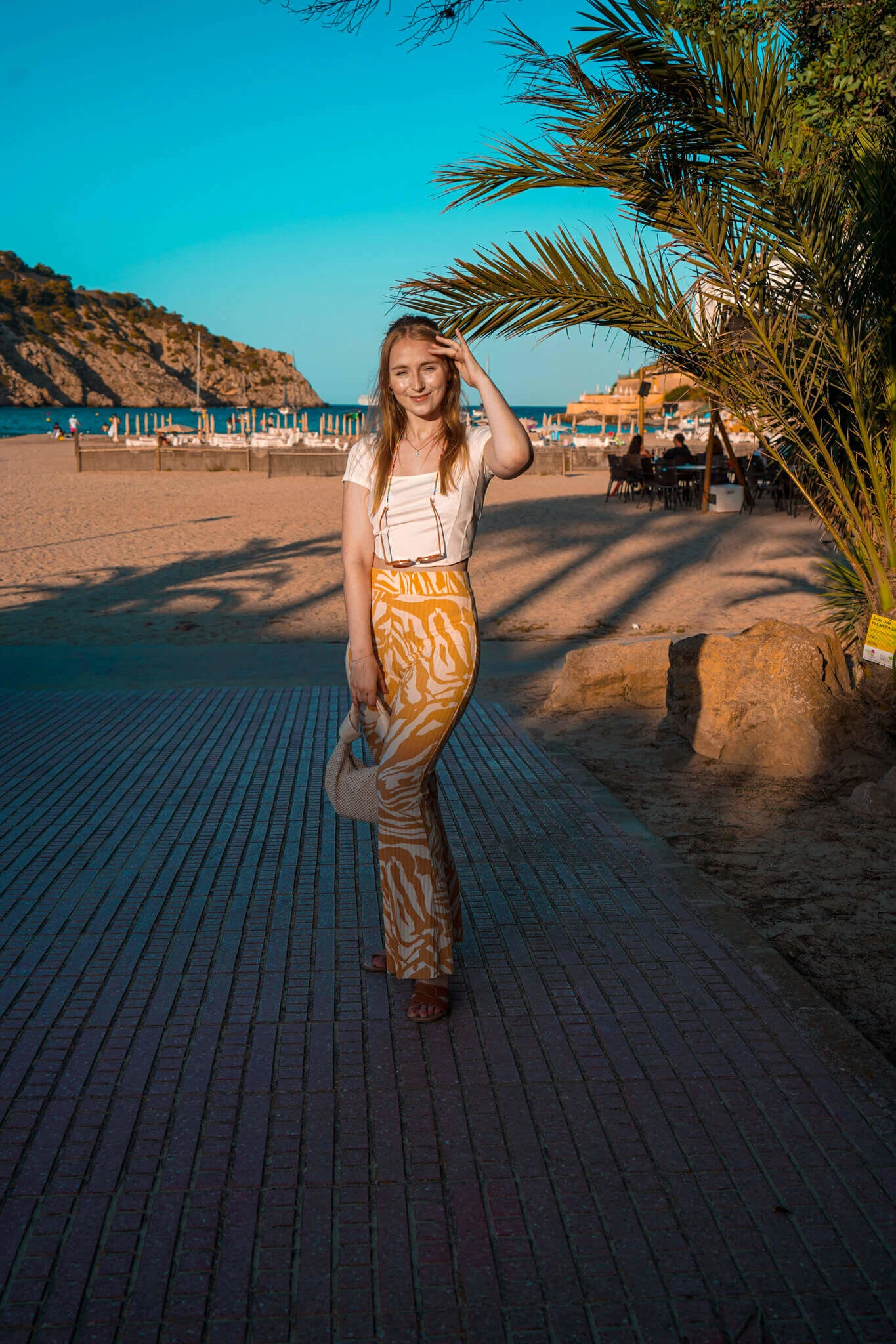 https://shoelove.deichmann.com/de-de/wp-content/uploads/2023/08/ibiza-style-outfit-look-boho.jpg