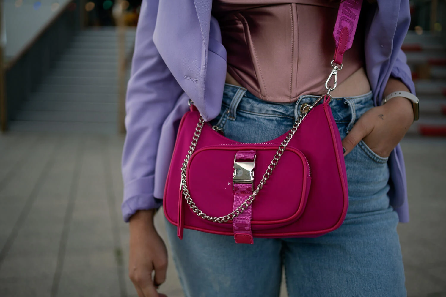 Pinke Umhängetasche für deinen Herbstlook