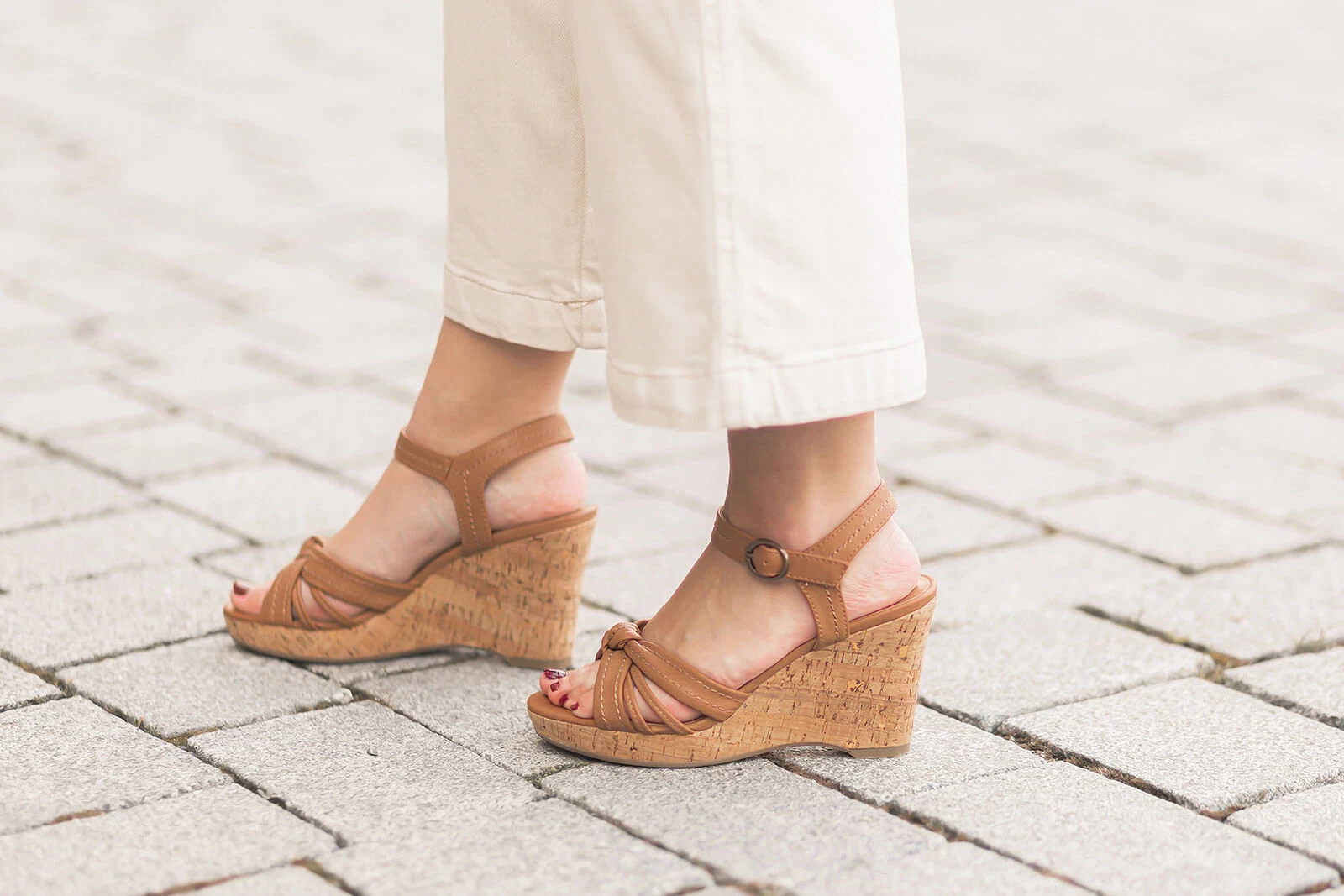 Leinenblazer kombinieren im Frühling mit Jeans Culotte, Crop Top und Keilsandaletten, Shoelove by Deichmann