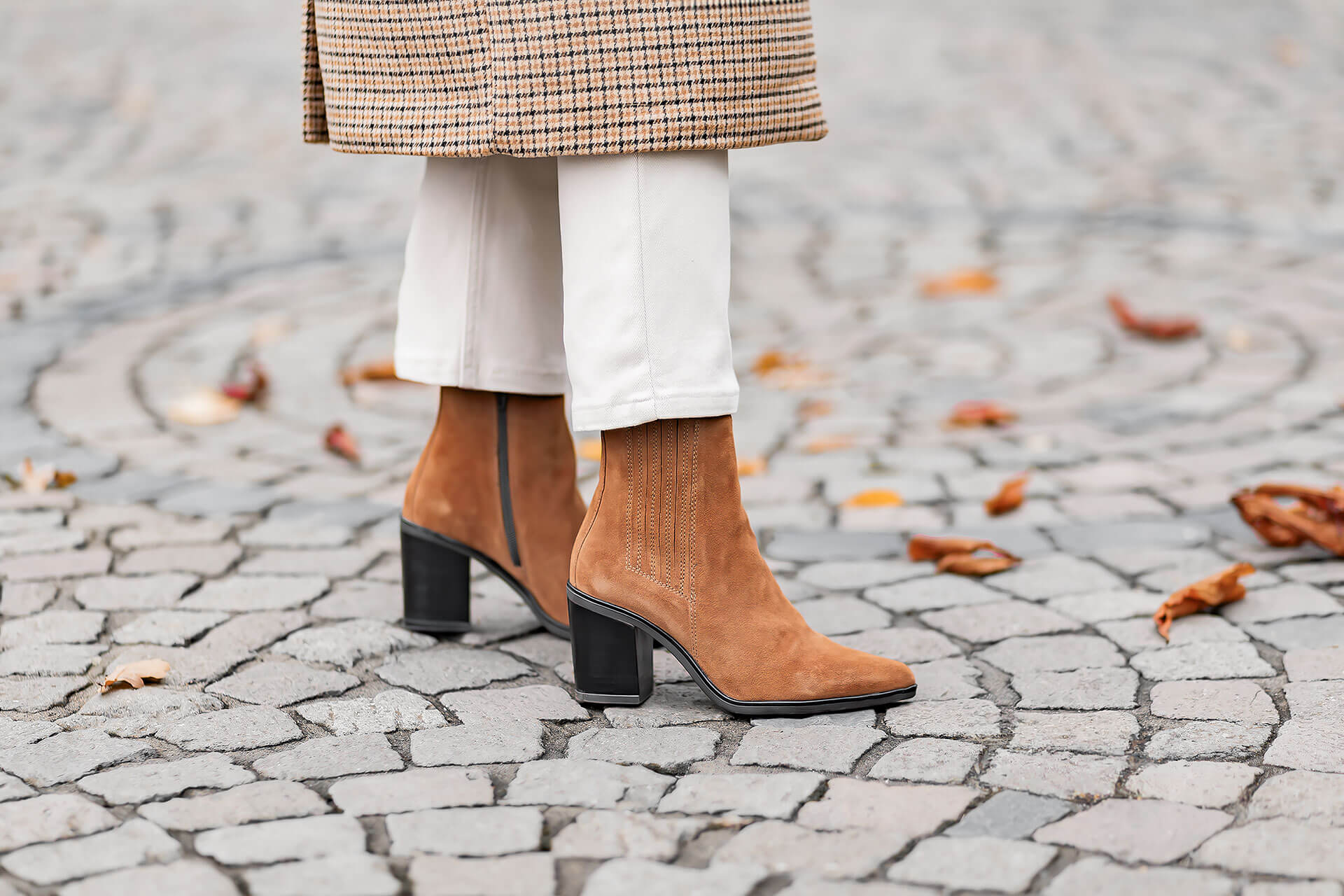 Braune Wildlederstiefeletten im Herbst