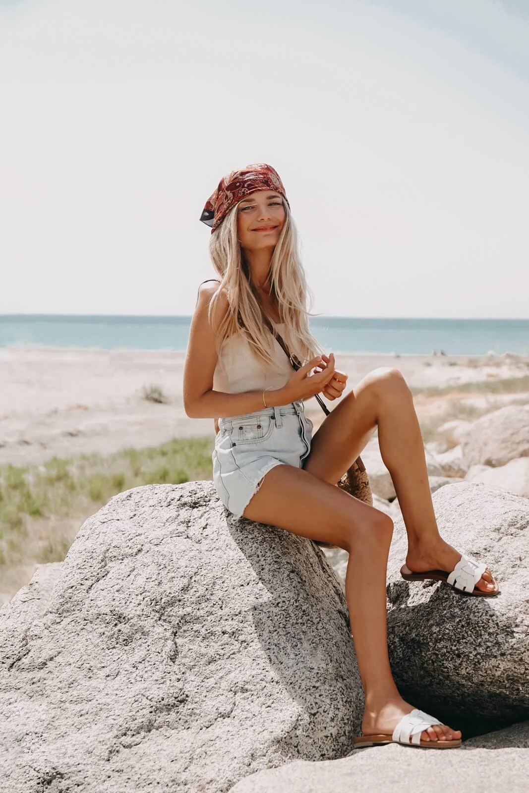 https://shoelove.deichmann.com/de-de/wp-content/uploads/2022/02/Strandoutfit-Beach-Outfit-Inspiration-Tipps-1.jpg