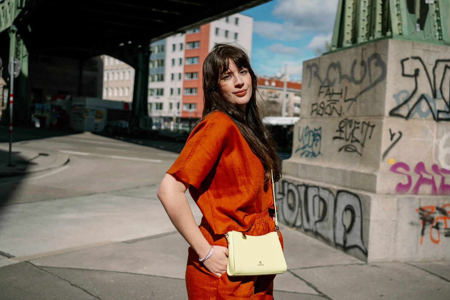 Oufit in Rostrot aus Leinen mit kleiner Tasche von Aigner