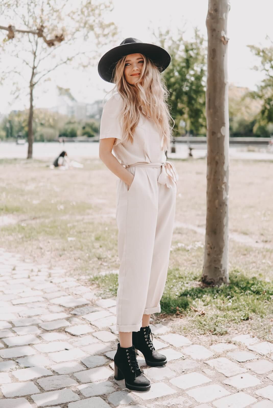 https://shoelove.deichmann.com/de-de/wp-content/uploads/2021/05/Overall-Jumpsuit-beige-Sommer-Outfit-1.jpg