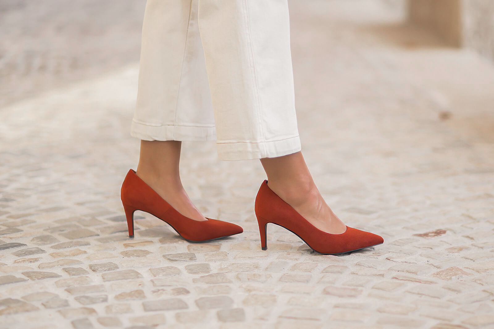 Pumps kombinieren im Alltag, Herbstoutfit mit Pumps, rote Pumps, Shoelove by Deichmann