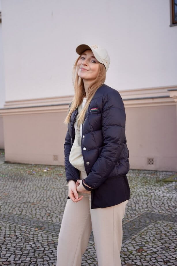 https://shoelove.deichmann.com/de-de/wp-content/uploads/2023/02/Loose-Fit-Hosen-kombinieren-Outfit-Daunenjacke-614x920.jpeg