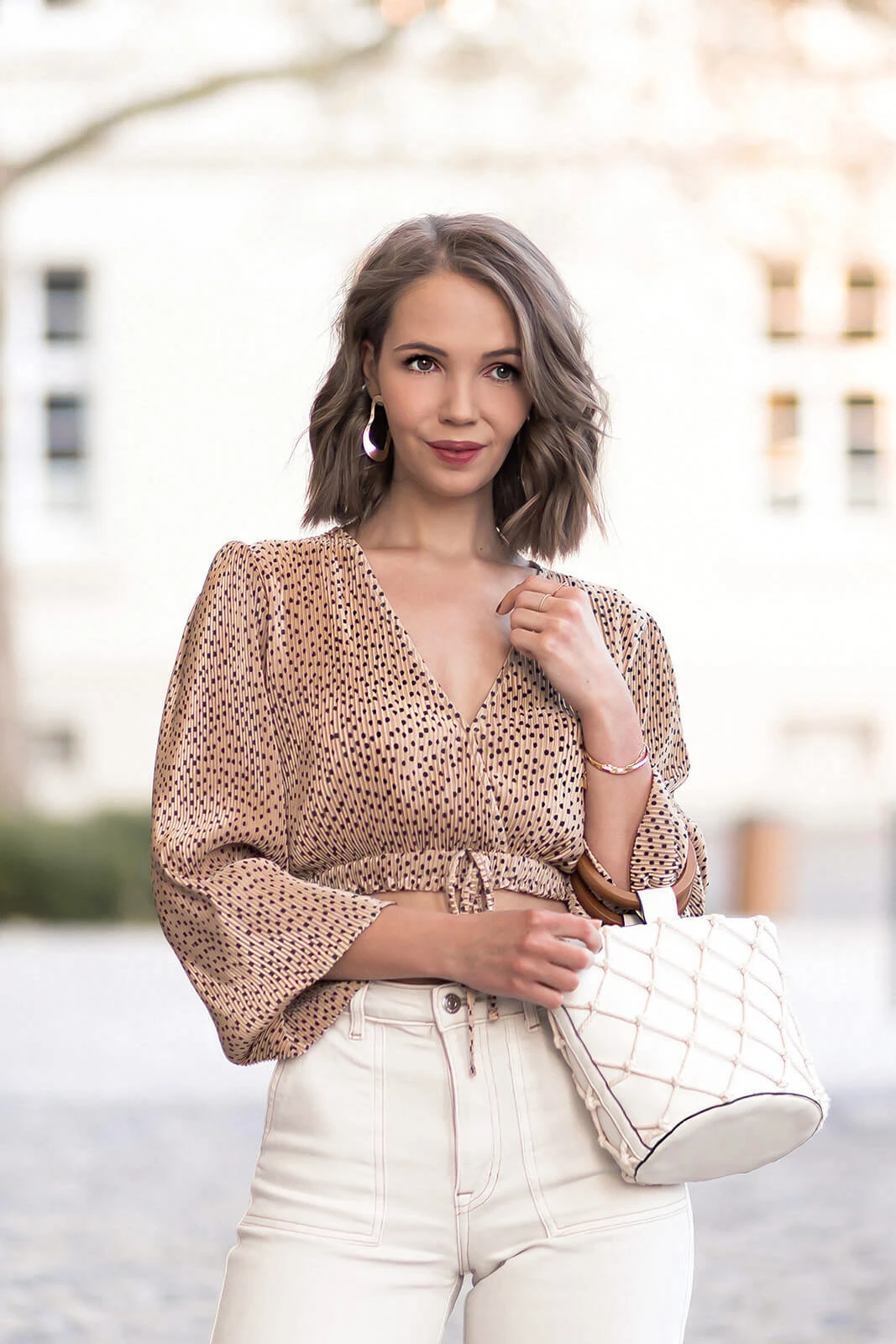 https://shoelove.deichmann.com/de-de/wp-content/uploads/2022/05/wickelblusen-kombinieren-frühlingsoutfit-shoelove-by-deichmann3.jpg