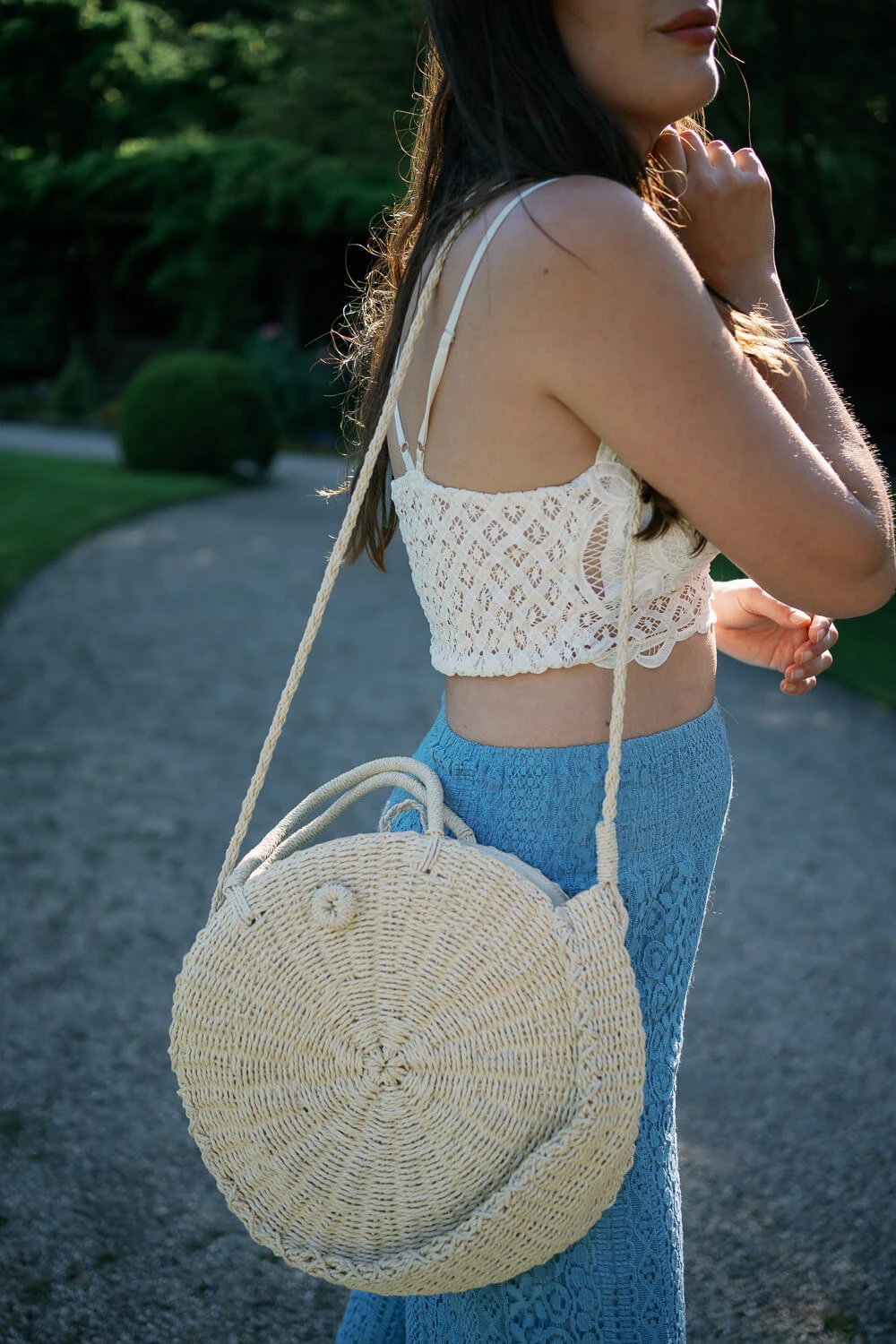 Basttasche im Sommer