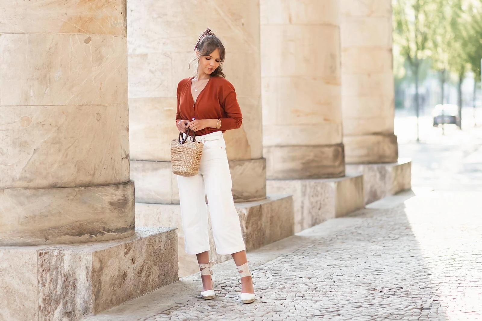 Leichter Strick im Frühling, dünne Cardigans stylen, Modetrend 2020, Frühlingsoutfit mit Cardigan und Jeans Culotte, Keil Sandaletten, Shoelove by Deichmann