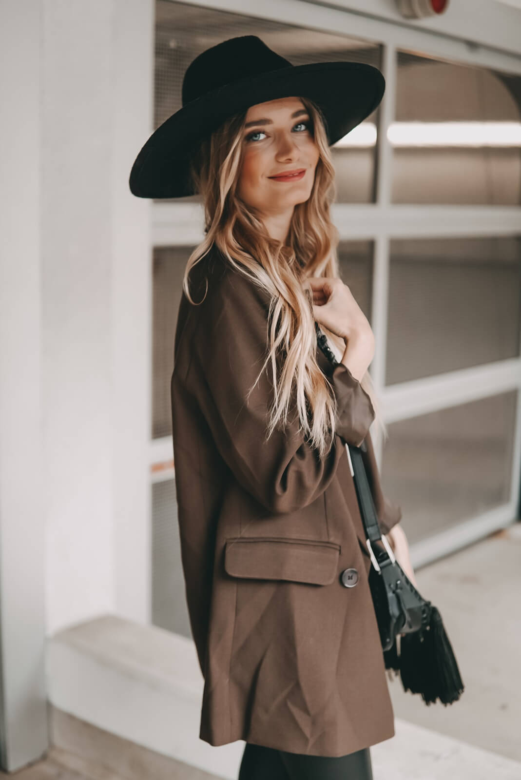 https://shoelove.deichmann.com/de-de/wp-content/uploads/2021/11/Oversized-Blazer-braun-Herbst-Outfit-3.jpg