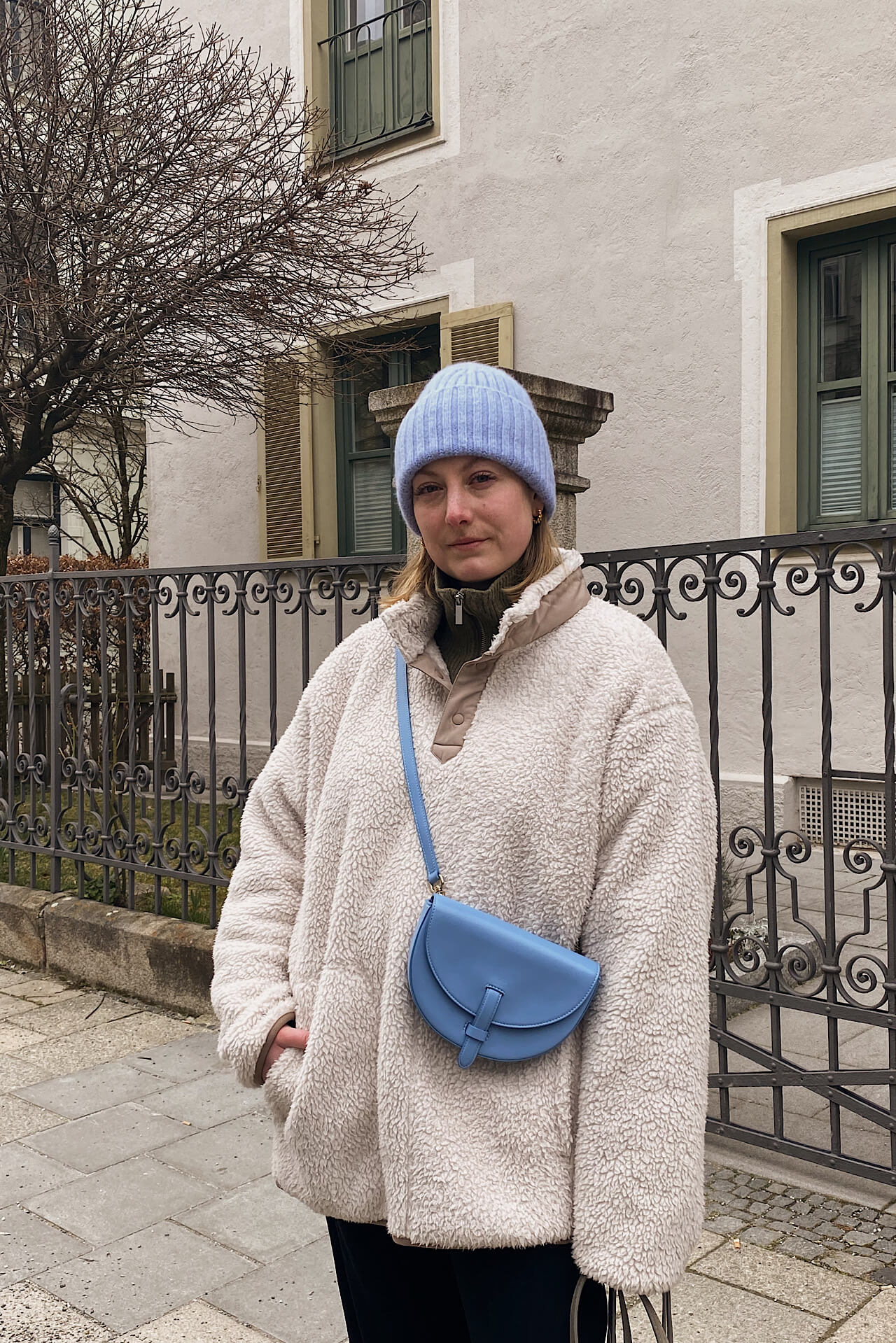 Teddyjacke und Crossbody Bag kombinieren