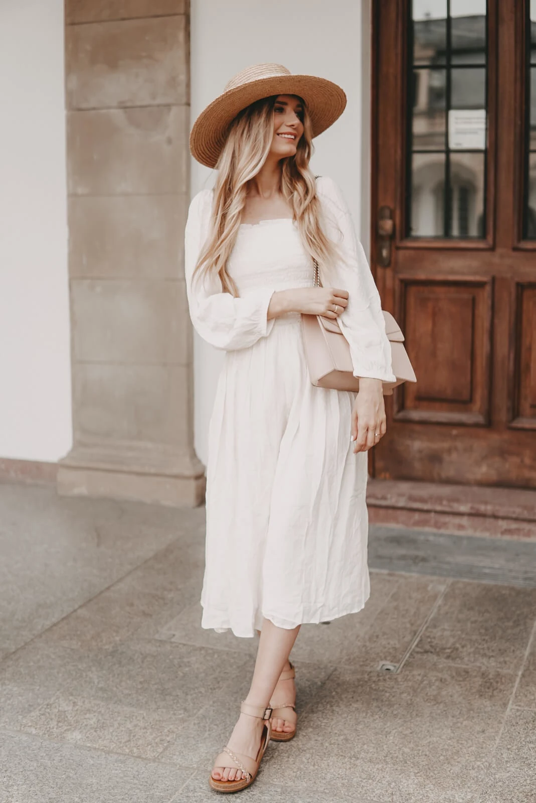 https://shoelove.deichmann.com/de-de/wp-content/uploads/2021/07/Picknick-Outfit-Maxikleid-Sommer-1.jpg