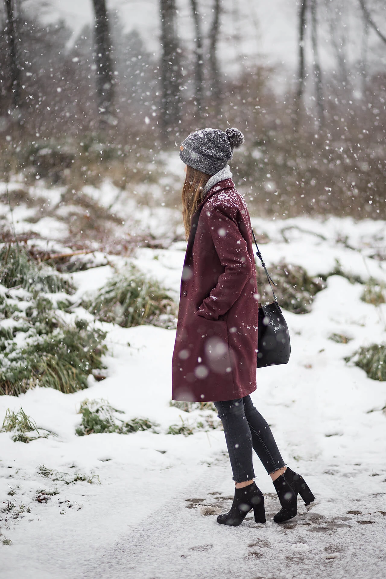 Mantel in Bordeaux im Winter stylen, Shoelove by Deichmann