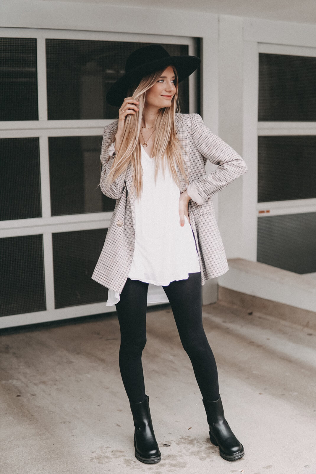 https://shoelove.deichmann.com/de-de/wp-content/uploads/2021/02/Homeoffice-Outfit-Blazer-Leggings-1.jpg