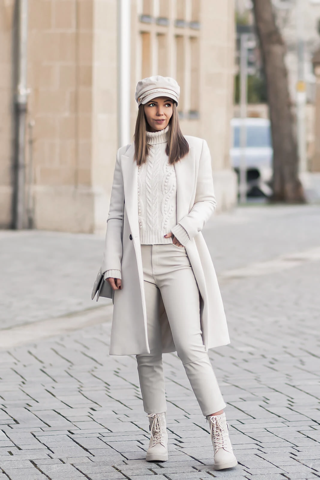 https://shoelove.deichmann.com/de-de/wp-content/uploads/2023/02/weiss-im-winter-kombinieren-helle-winterlooks-shoelove-by-deichmann2.jpg