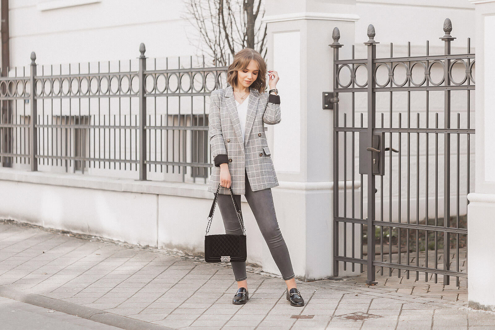 Brit Chic Outfit mit kariertem Blazer und Loafern, Shoelove by Deichmann