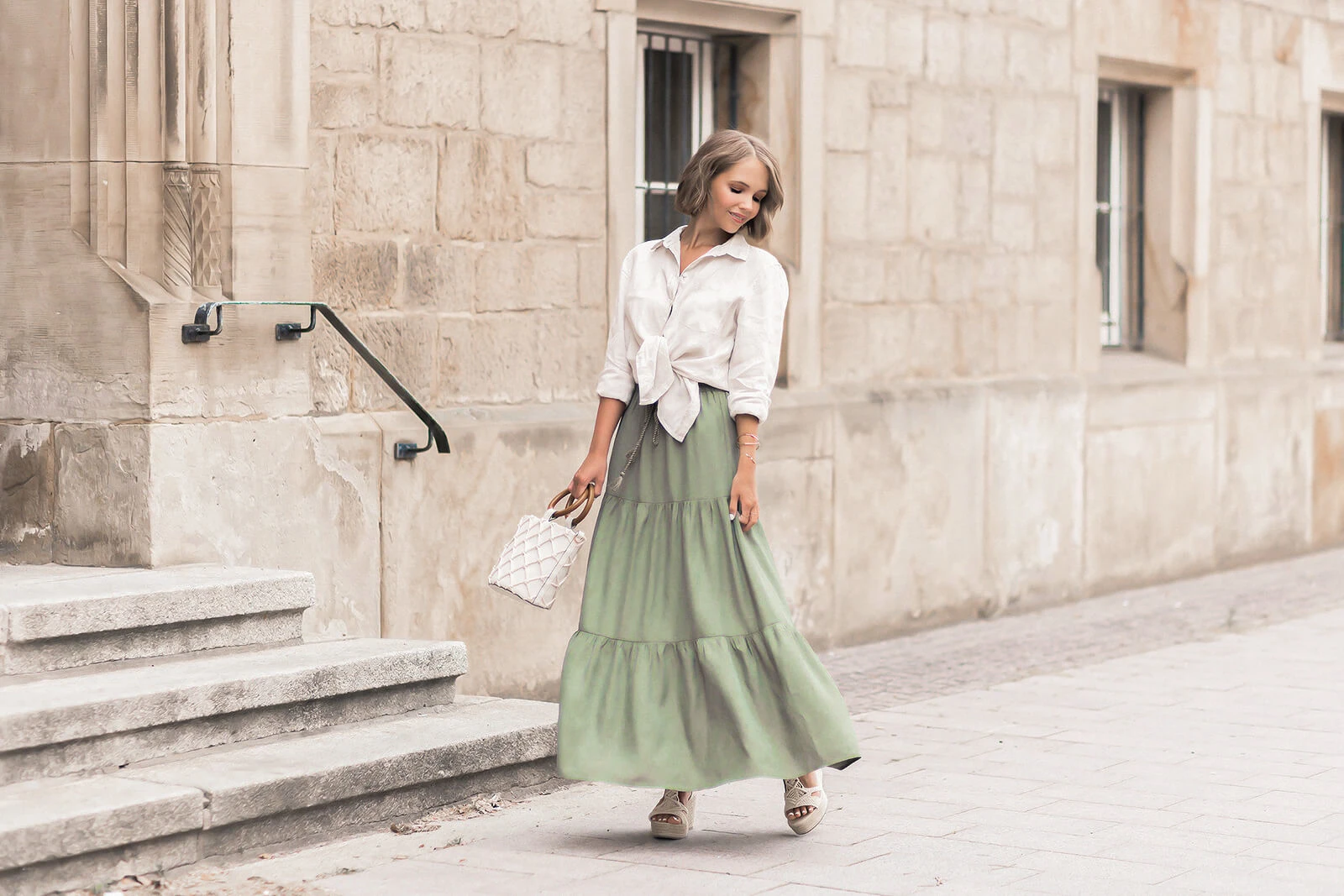 Stoffe für den Sommer, Sommeroutfit mit Leinenbluse und Maxirock, Keilsandaletten, Shoelove by Deichmann