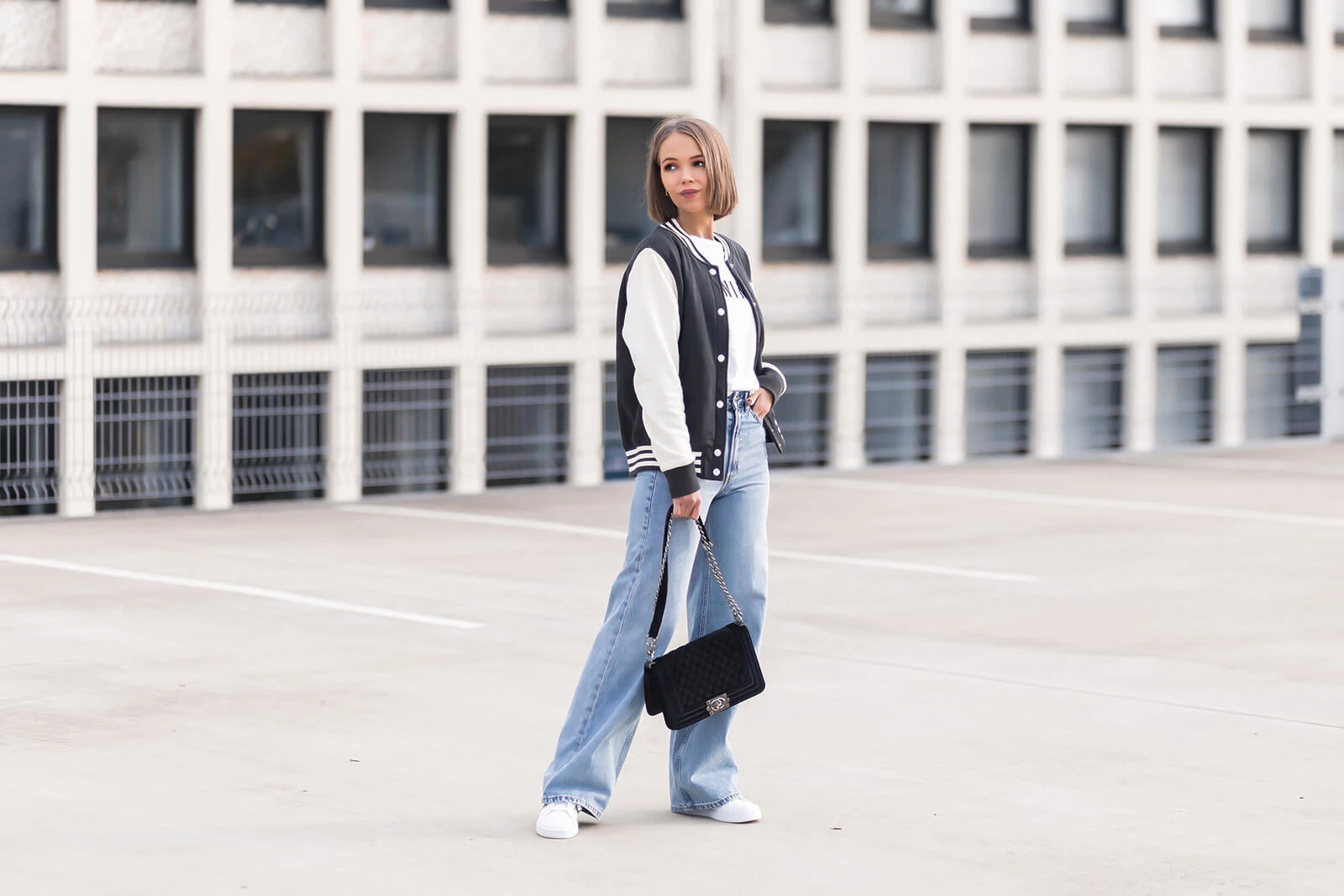 Collagen Jacken kombinieren, Retro Trend, sportliches Herbstoutfit mit Wide Leg Jeans und Sneakern, Shoelove by Deichmann 