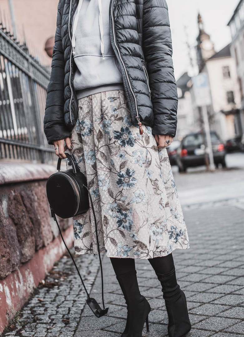 Coole Winterkombi - Midirock und Hoodie kombinieren Shoelove Deichmann