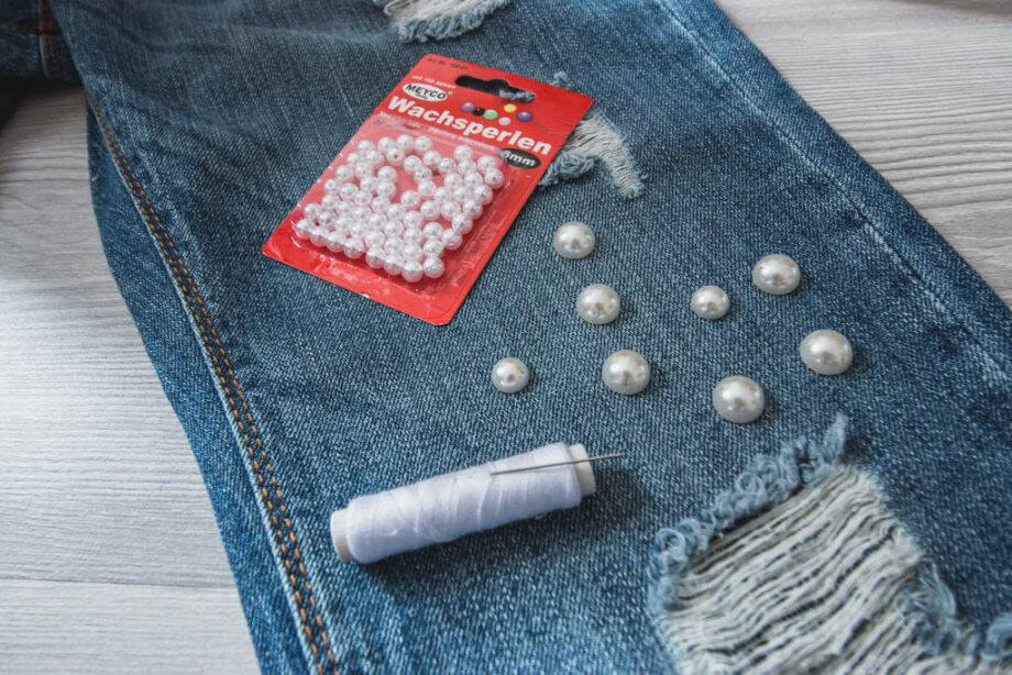 Jeans mit Perlen aufmöbeln - DIY Trendblog Deichmann