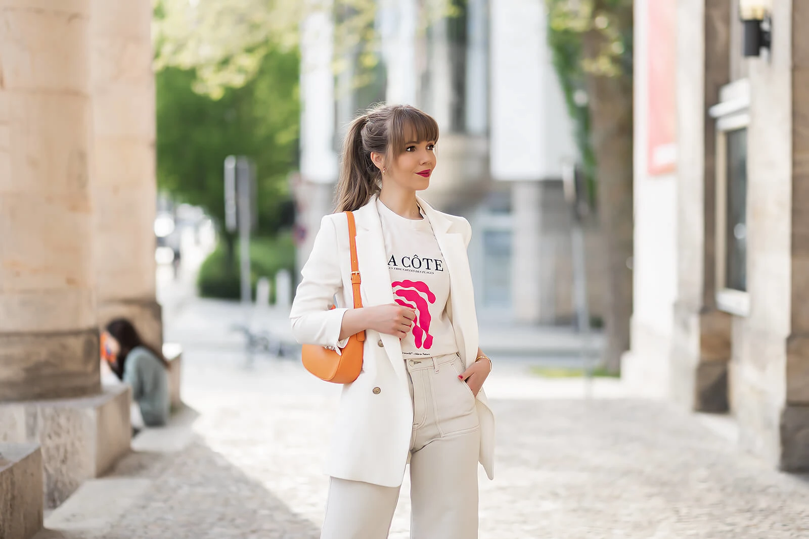 All-White Outfit mit Akzenten in Knallfarben