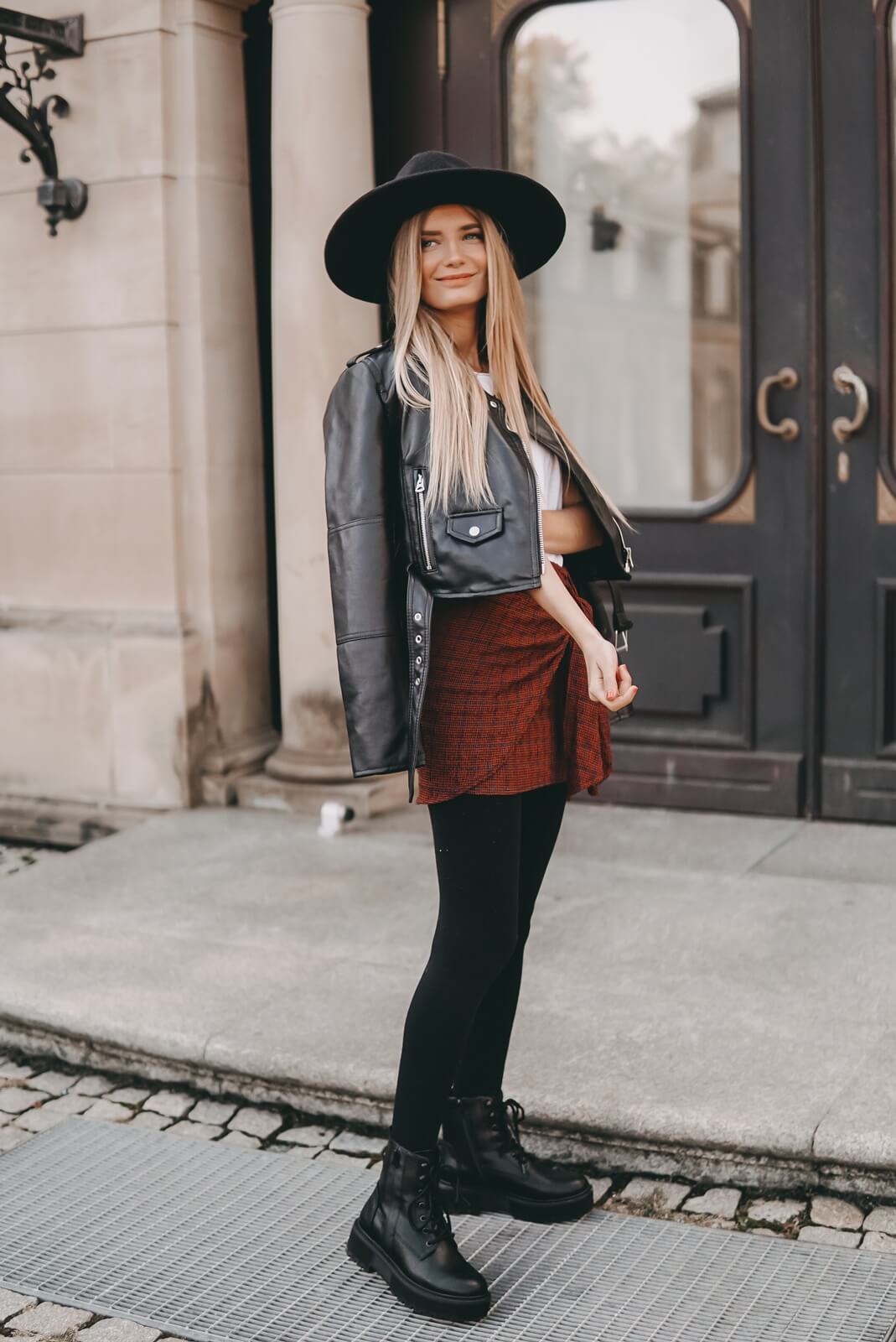 https://shoelove.deichmann.com/de-de/wp-content/uploads/2021/10/Wickelrock-karierter-Rock-Herbst-Winter-Outfit-1.jpg