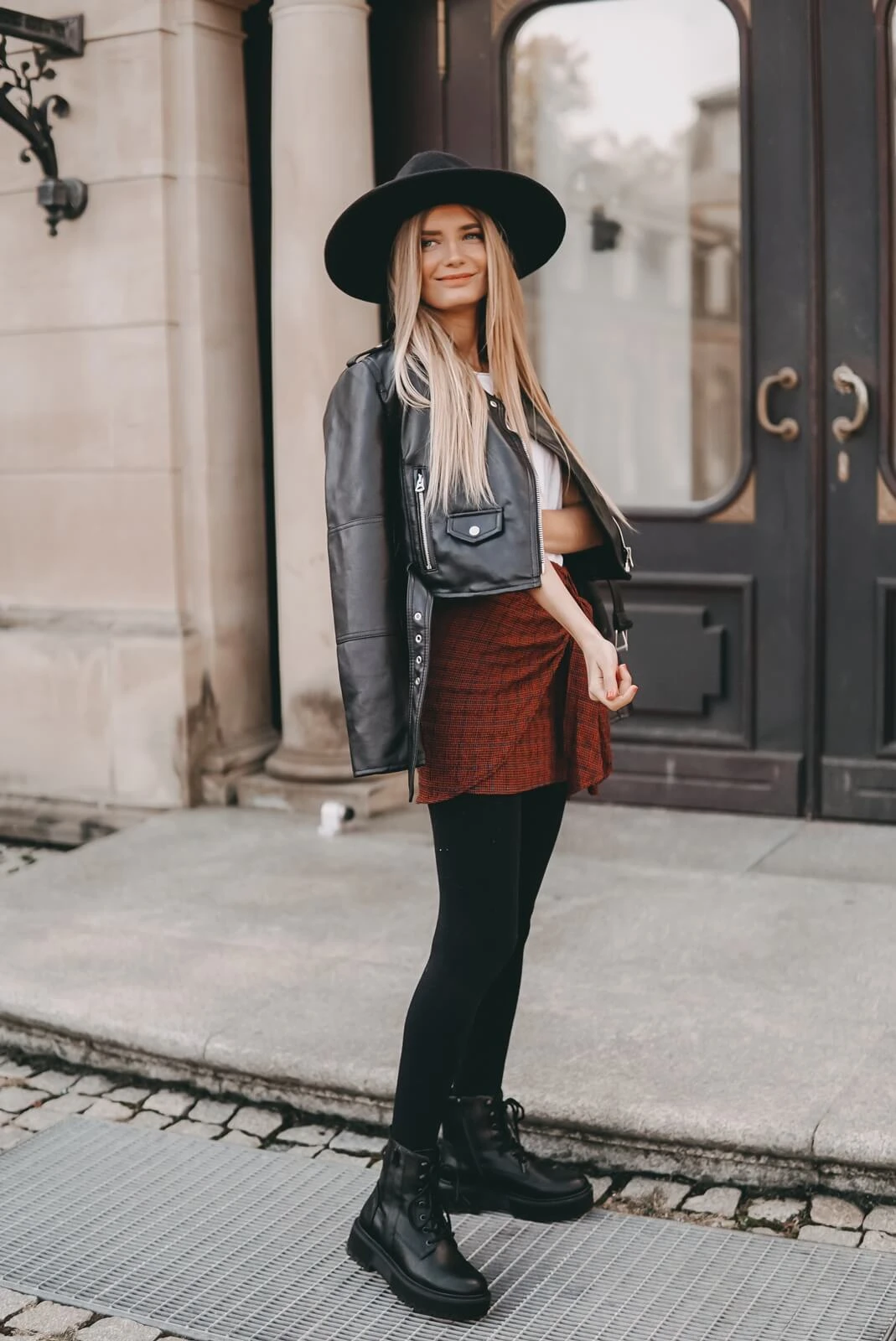 https://shoelove.deichmann.com/de-de/wp-content/uploads/2021/10/Wickelrock-karierter-Rock-Herbst-Winter-Outfit-1.jpg