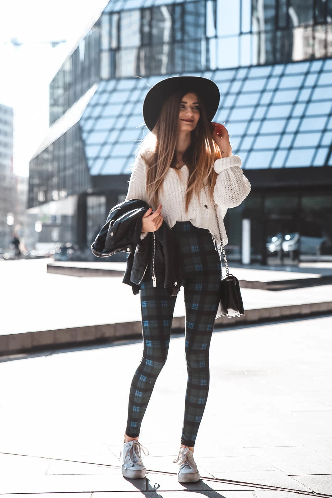 https://shoelove.deichmann.com/de-de/wp-content/uploads/Gemusterte-Leggings-Outfit-2.jpg