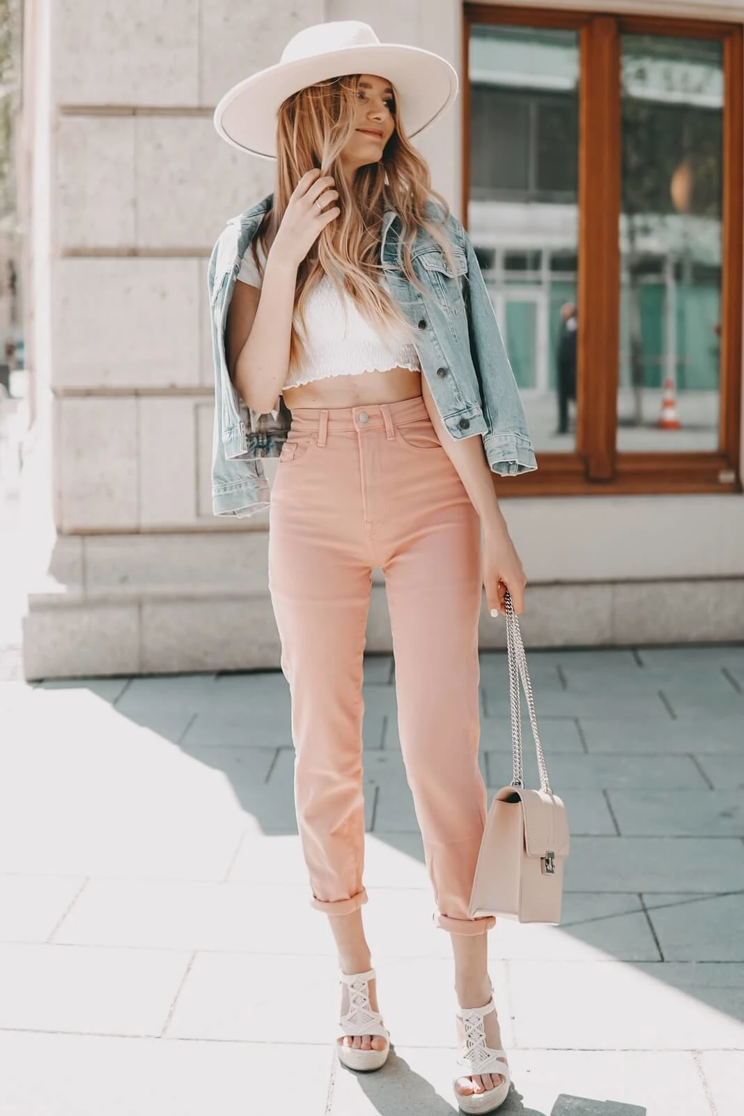 https://shoelove.deichmann.com/de-de/wp-content/uploads/2021/06/Bunte-Hosen-rosa-Sommer-Fruehling-Outfit-1.jpg