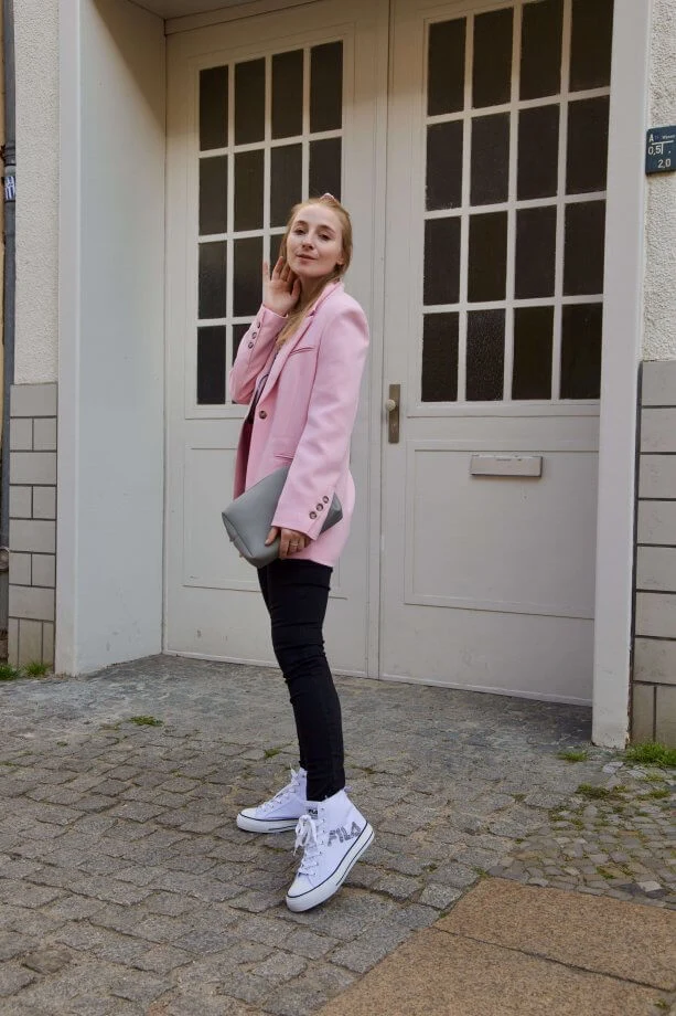 https://shoelove.deichmann.com/de-de/wp-content/uploads/2022/05/High-Top-Sneaker-im-Sommer-kombinieren-Outfit-613x920.jpeg