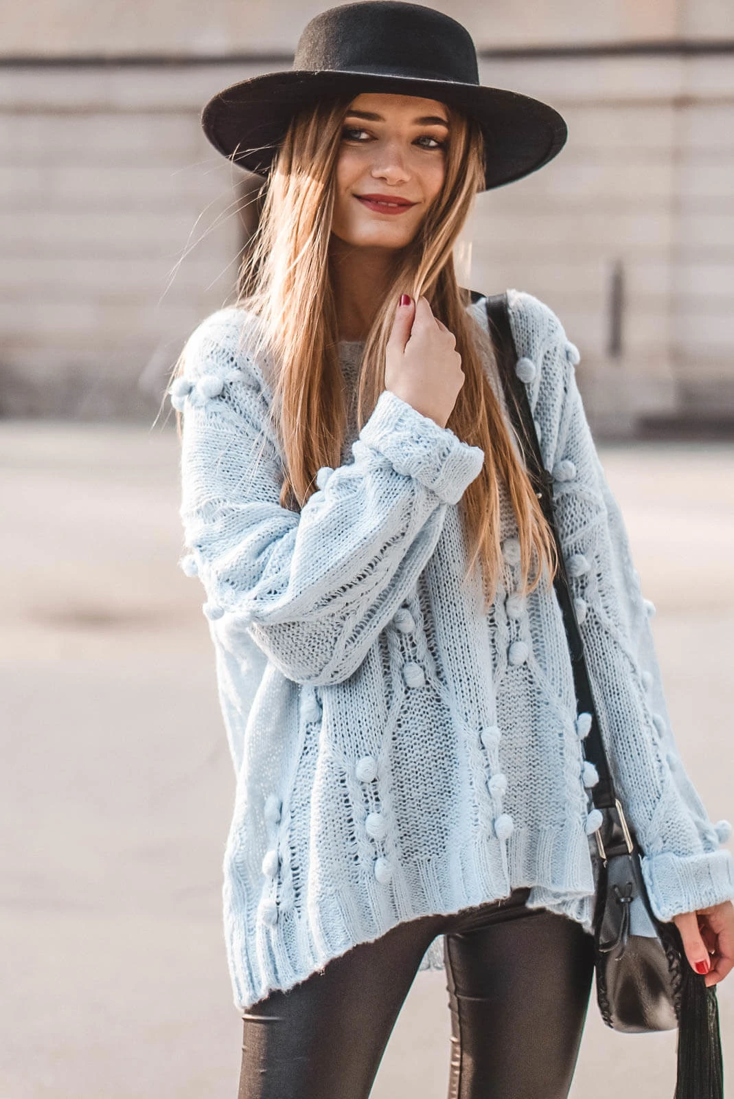 https://shoelove.deichmann.com/de-de/wp-content/uploads/2020/02/Blauer-Pulli-Trend-Outfit-4-1.jpg