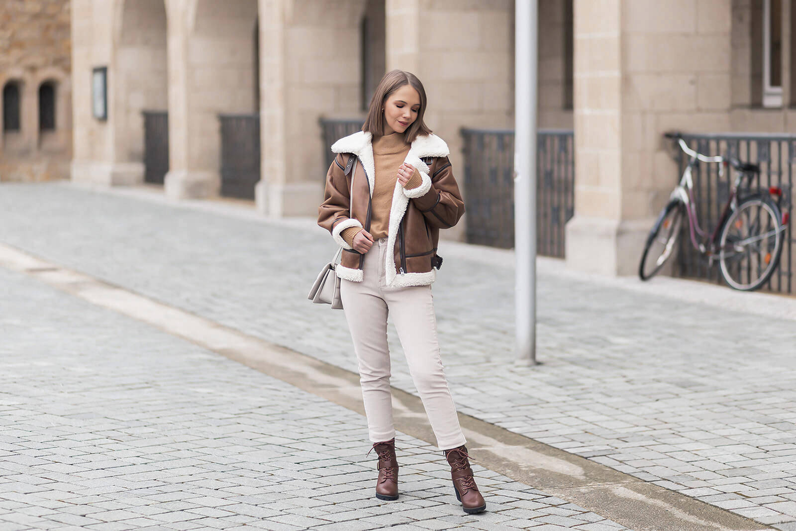 Lederjacken für den Winter kombinieren, Winteroufit mit brauner Shearling Jacke und Cordhose, braune Schnürstiefeletten, Jacken Trends, Shoelove by Deichmann