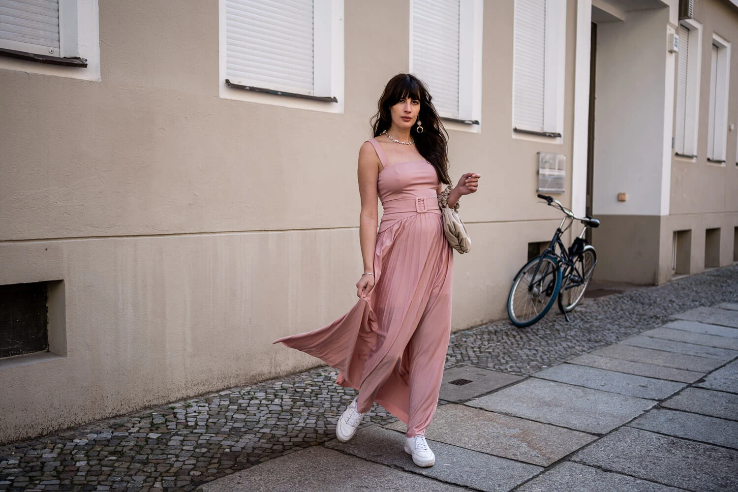 das Maxikleid in Rosa kombinieren