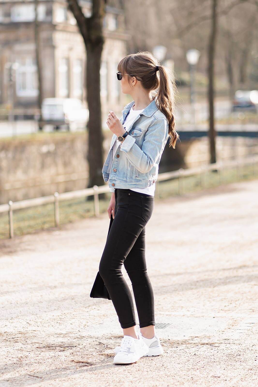 https://shoelove.deichmann.com/de-de/wp-content/uploads/2020/03/schwarze-skinny-jeans-styling-tipps-sportlich-frühlingsoutfit-shoelove-by-deichmann3.jpg