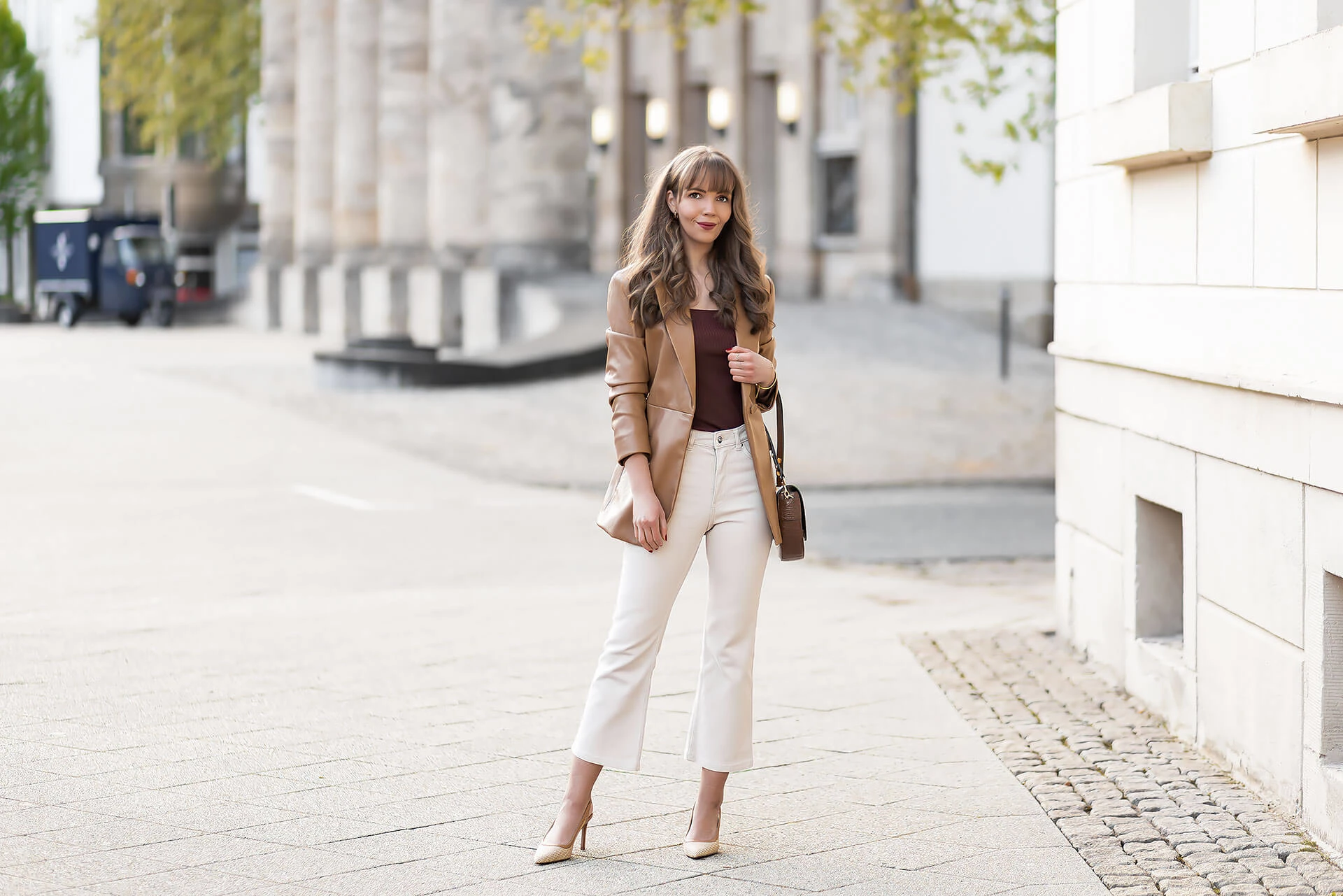 Braune Lederblazer im Frühling kombinieren