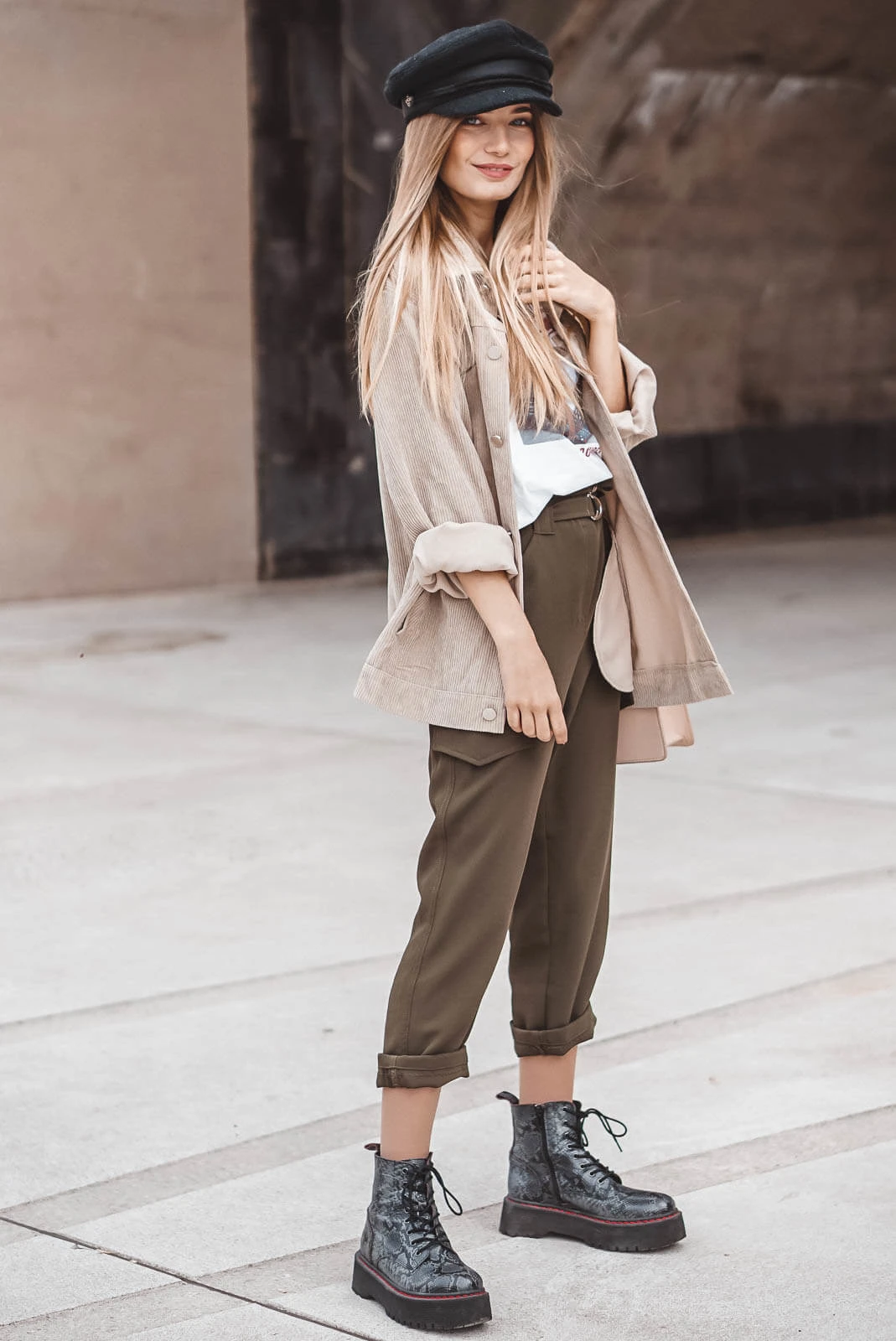 https://shoelove.deichmann.com/de-de/wp-content/uploads/2020/03/Utility-Hose-Trend-Outfit-2.jpg